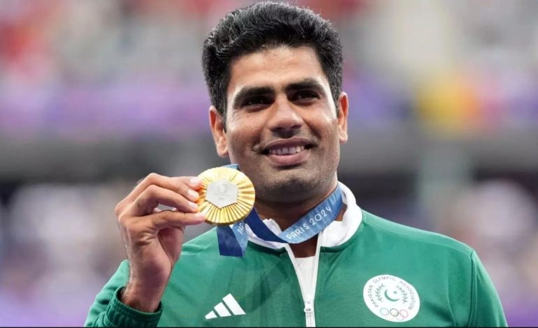 Fitoi medaljen e parë të artë për vendin e tij, në Pakistan e presin si hero