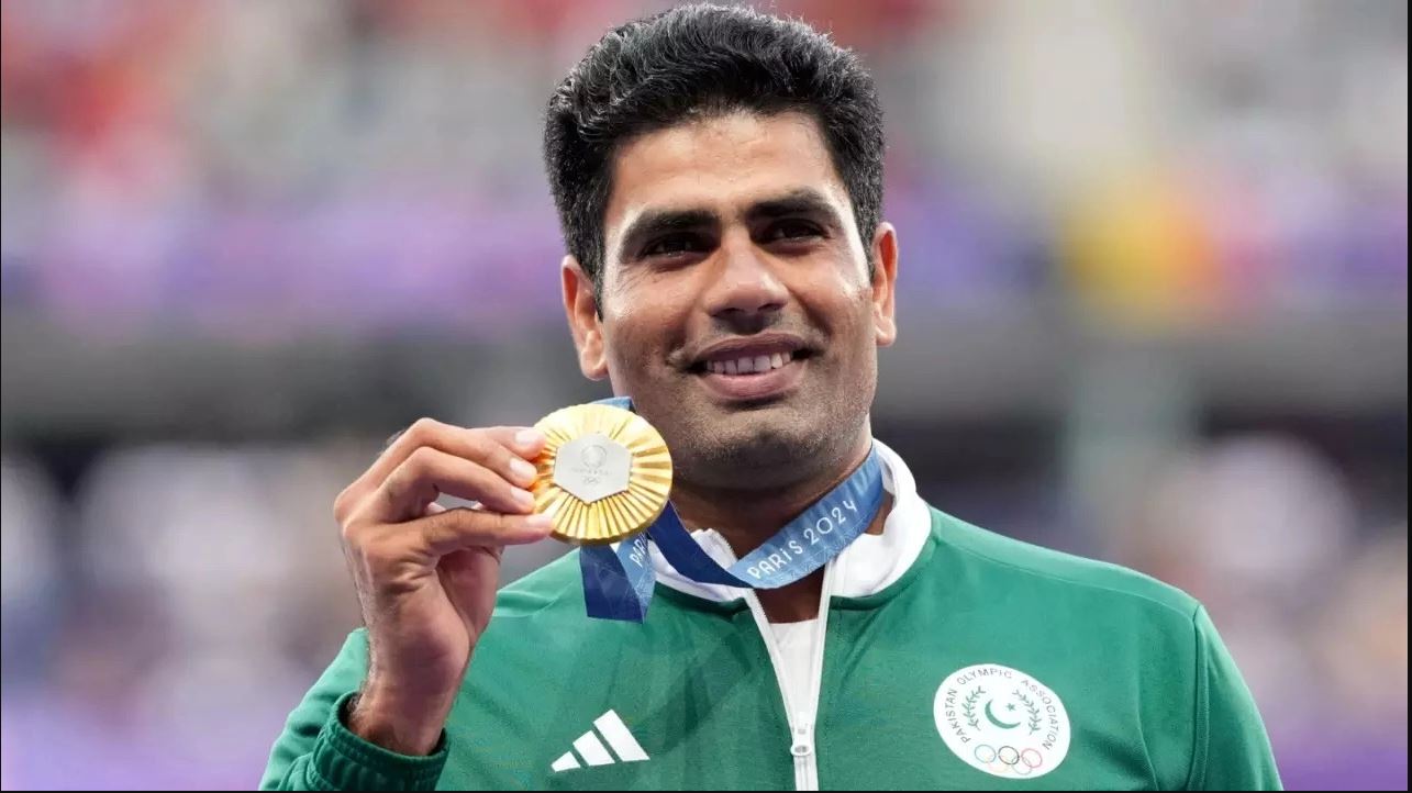 Fitoi medaljen e parë të artë për vendin e tij, në Pakistan e presin si hero