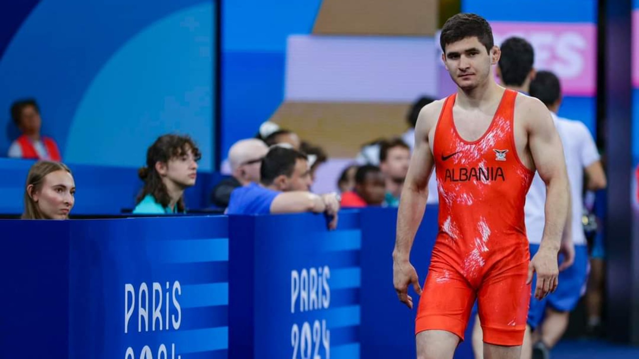 Chermen Valiev, vetëm një hap pranë medaljes së bronztë, mundësi kuqezi fiton bindshëm në të dyja pjesët