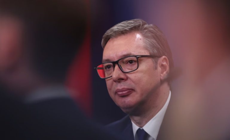 Shpërthen Vuçiç ndaj protestuesve në Beograd, i akuzon si pjesë e një lufte “hibride” të mbështetur nga Perëndimi