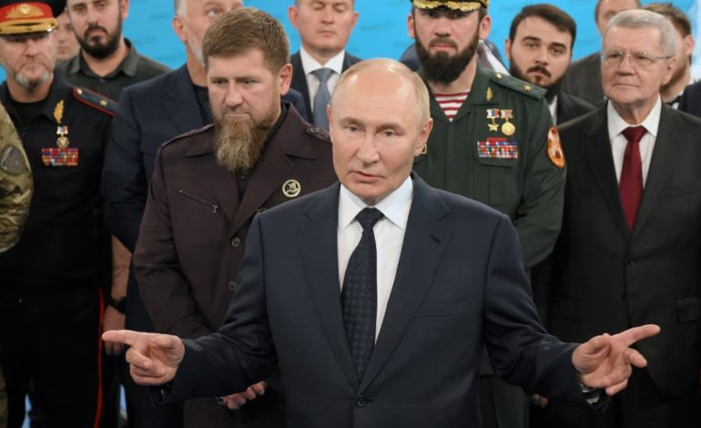 Gati të luftojnë Ukrainën! Putin fut në lojë çeçenët: Për sa kohë që ne kemi burra si ju, jemi të pathyeshëm