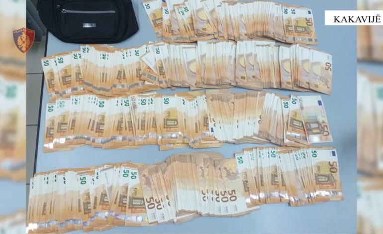 Tentoi të dilte nga Shqipëria me 41 mijë euro të padeklaruara, nën hetim 50-vjeçarja. I sekuestrohen paratë