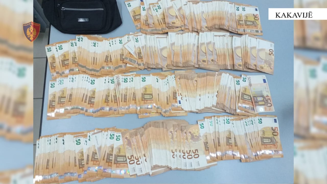 Tentoi të dilte nga Shqipëria me 41 mijë euro të padeklaruara, nën hetim 50-vjeçarja. I sekuestrohen paratë