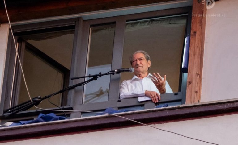 Nuk e bëri SPAK por “dikush” tjetër, për herë të parë anulohet protesta poshtë ballkonit të Berishës