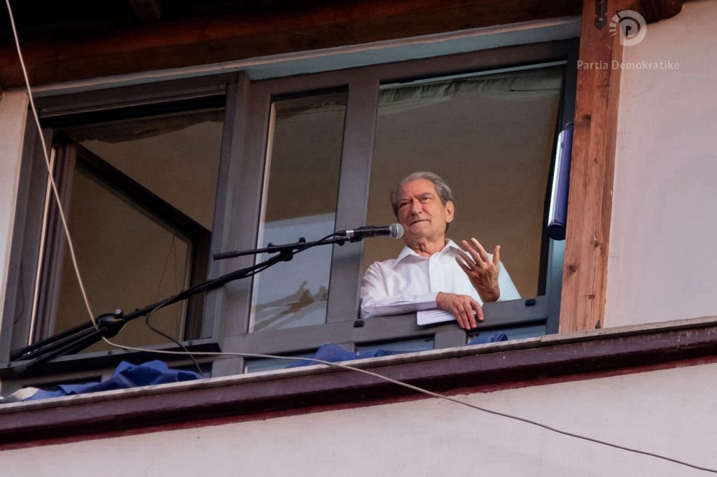 Nuk e bëri SPAK por “dikush” tjetër, për herë të parë anulohet protesta poshtë ballkonit të Berishës