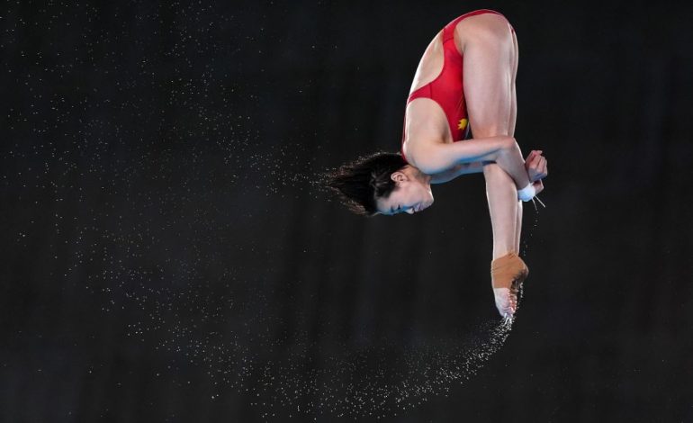 Zhytje perfekte, kinezët mahnitin jurinë, Quan Hongchan siguron medalje ari në hedhjen nga trampolina (VIDEO)