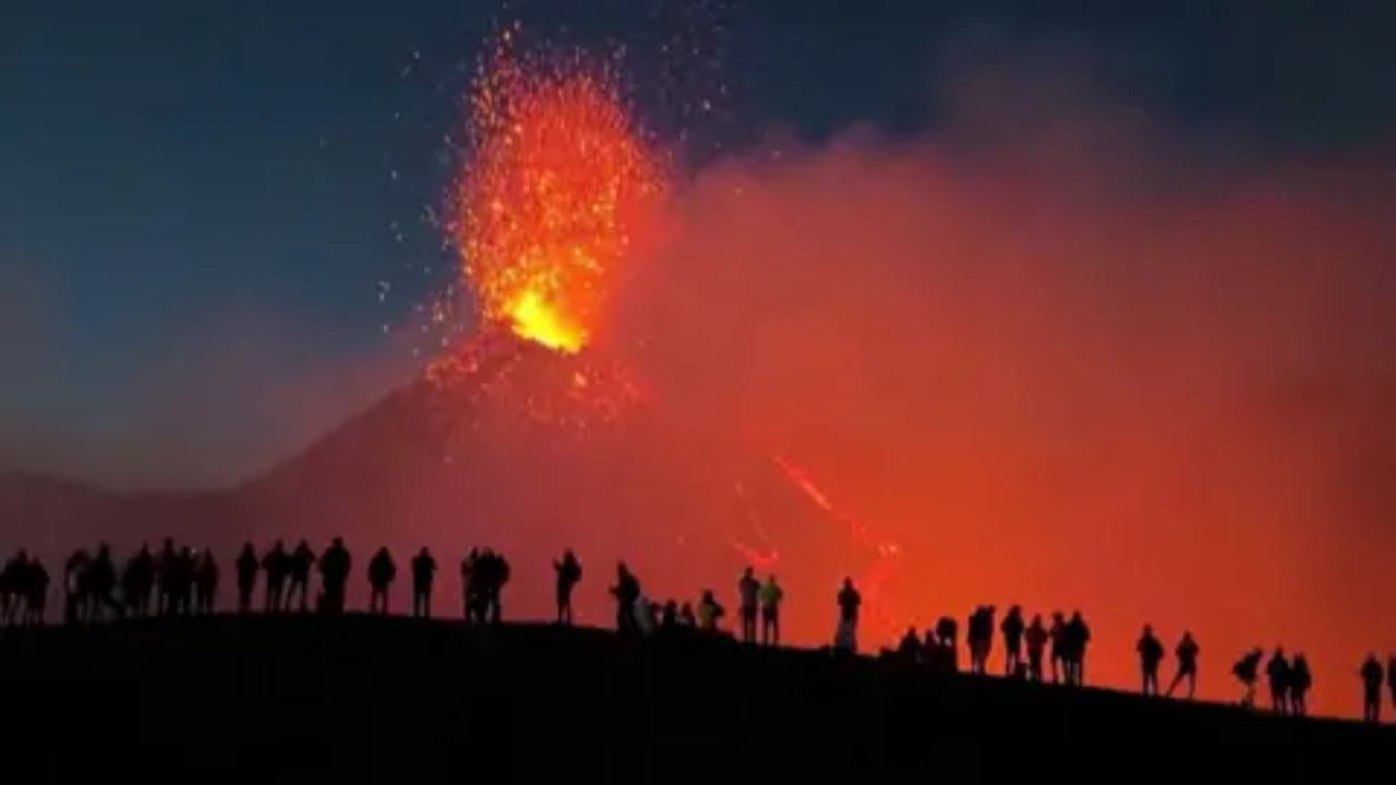Pamje të frikshme! Shpërthen sërish vullkani në Islandë, llava portokalli ndriçon qiellin