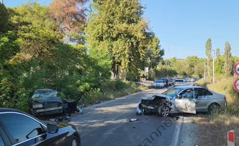 LAJM I FUNDIT/ Aksident i frikshëm në aksin Fier-Levan, dy makina bëhen “çopë e çikë”, raportohet për të plagosur (Foto)