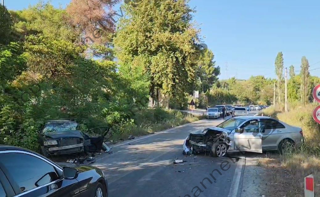 LAJM I FUNDIT/ Aksident i frikshëm në aksin Fier-Levan, dy makina bëhen “çopë e çikë”, raportohet për të plagosur (Foto)