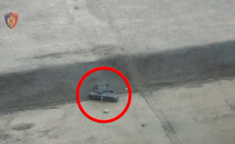 Qarkullonte me armë zjarri në Mat, sapo u pikas nga policia e hodhi në tarracën e një lokali! Arrestohet 23-vjeçari