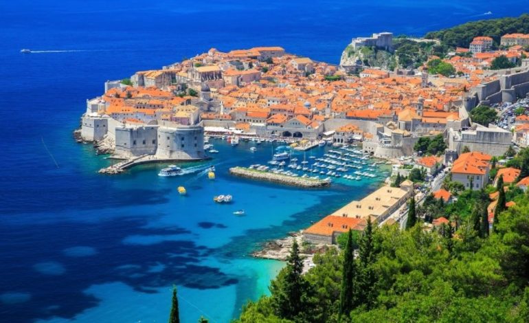 Ballkani ia kalon Spanjës dhe Italisë/ Në krye qëndron Kroacia, ja cili është qyteti më i mbipopulluar me turistë