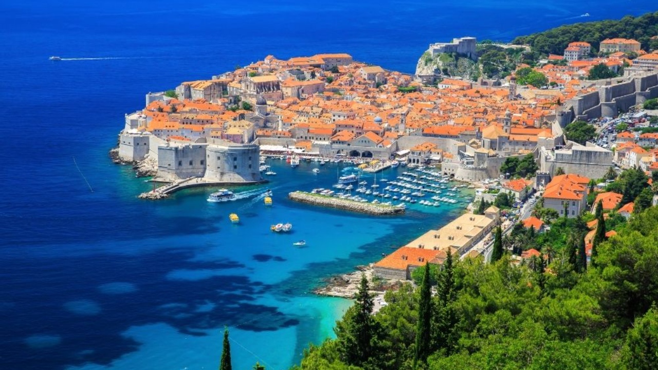 Ballkani ia kalon Spanjës dhe Italisë/ Në krye qëndron Kroacia, ja cili është qyteti më i mbipopulluar me turistë
