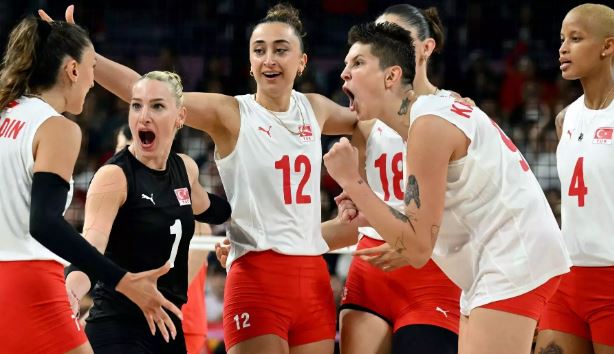 Vajzat e Turqisë shkëlqejnë në volejboll, mundin me vështirësi Kinën dhe “fluturojnë” në gjysmëfinale