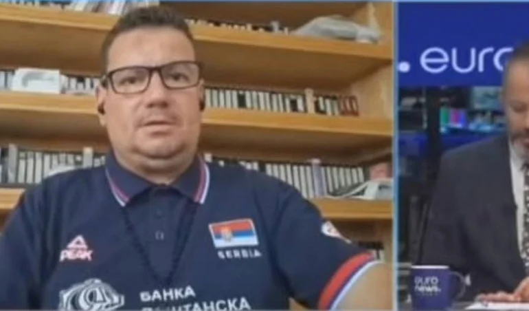 Gazetari i RTSH ngjall revoltë në rrjet, shfaqet me flamurin e Serbisë në transmetim