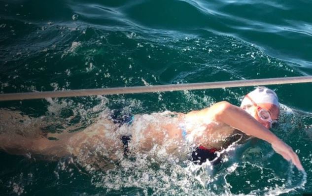 Eva Buzo përshkon 92 km me not nga brigjet italiane në Karaburun