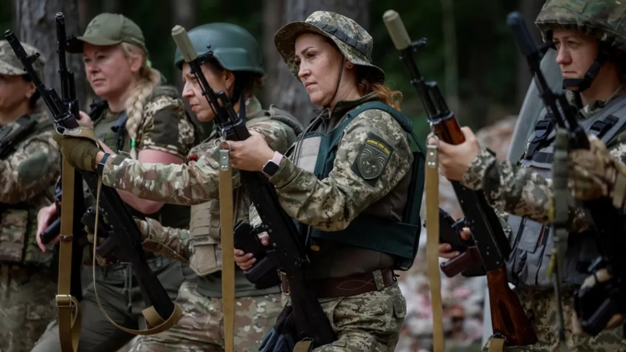 FOTOT/ “Shtrigat e Buchas”, nga estetiste dhe mjeke, në vijë të parë/ Cilat janë gratë që ruajnë qiejt e Ukrainës nga dronët dhe raketat ruse