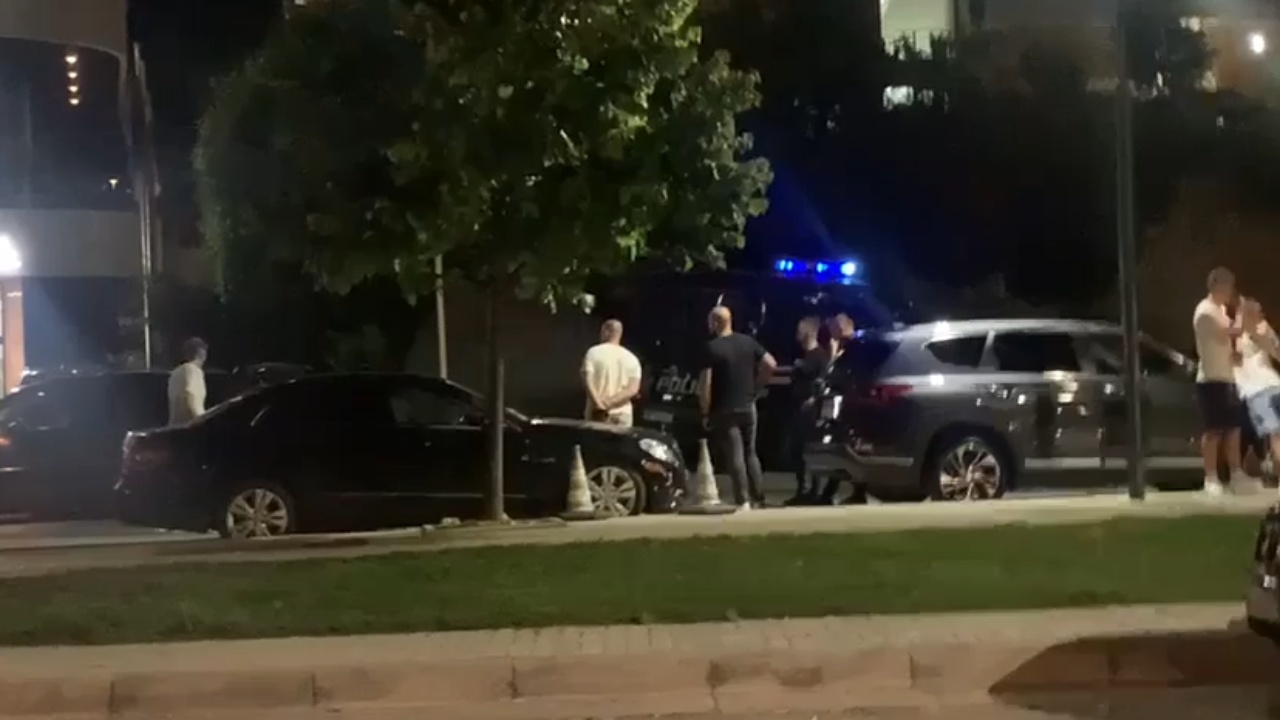 Dyshohet se fshiheshin dy persona të shumëkërkuar/ Policia aksion të befasishëm në Vlorë, kontrolle në një hotel