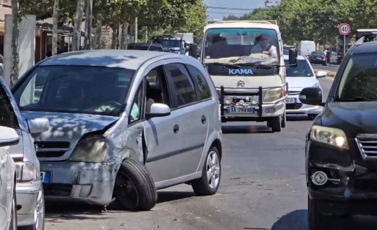 Po dërgonte fëmijën me urgjencë në spital, makina përplaset me furgonin dhe mjete të tjera pasi kalon me të kuqe
