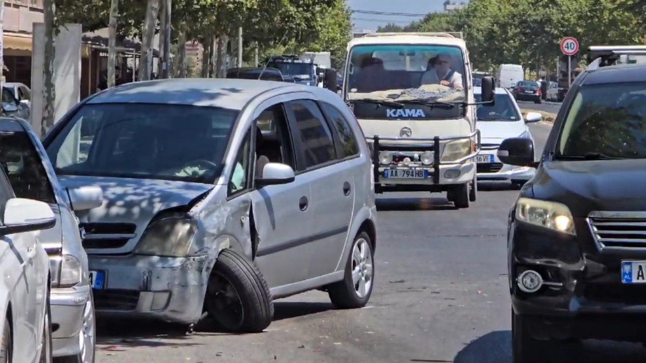 Po dërgonte fëmijën me urgjencë në spital, makina përplaset me furgonin dhe mjete të tjera pasi kalon me të kuqe