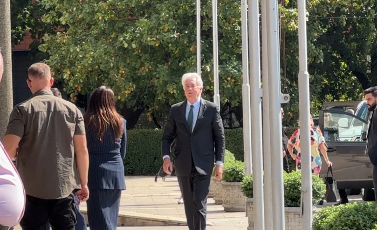 Shefi i CIA-s vizitë në Kosovë, përfundon takimin në Presidencë