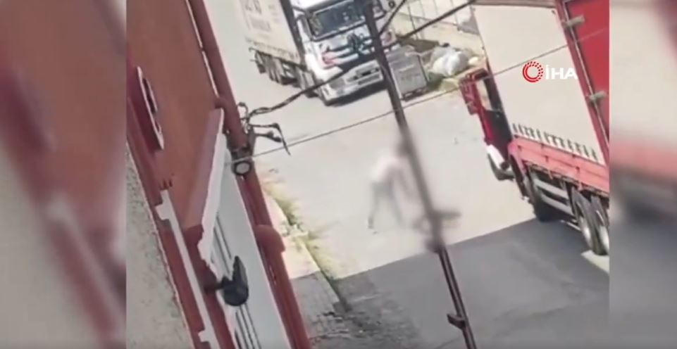 Kujdes, pamje të rënda/ “Mos më vrit, fëmijët!” Burri ekzekuton ish-gruan poshtë banesës, fqinjët nëpër dritare ulërijnë dhe… filmojnë  