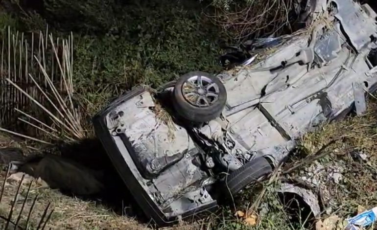 Aksident i rëndë në aksin Levan-Tepelenë/ Makina humb kontrollin dhe del nga rruga, ndërron jetë shoferi									
									 01/08/2024 21:18