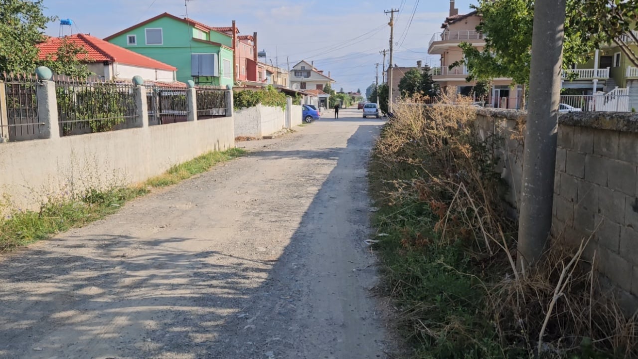 Kush është pedofili 71-vjeçar në Maliq që tentoi të abuzonte me të miturën në këndin e lojërave/ Jetonte i vetëm në shtëpi
