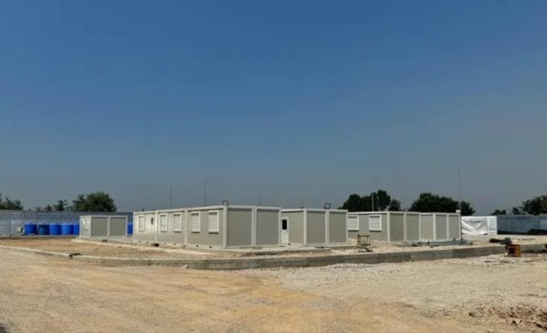 “Një pjesë e kampit në Gjadër hapet më 20 gusht”, La Repubblica: Pritet të mbërrijnë 500 emigrantë dhe policë