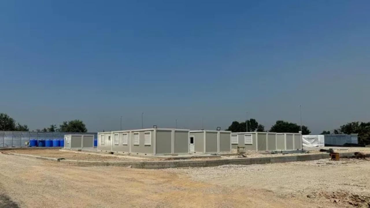 “Një pjesë e kampit në Gjadër hapet më 20 gusht”, La Repubblica: Pritet të mbërrijnë 500 emigrantë dhe policë
