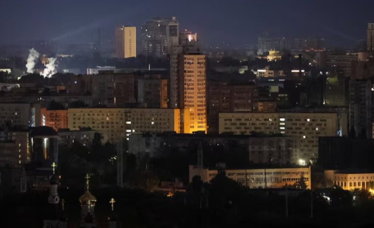 Rusia nis sulm masiv me dronë ndaj Ukrainës, alarmohet edhe Polonia. Objektiv një bllok apartamentesh afër Kievit