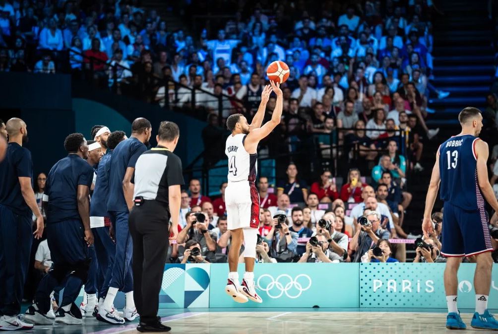 Përmbysje spektakolare, SHBA “fluturon” në finale, thyen Serbinë 95-91, Stephan Curry fantastik (VIDEO)