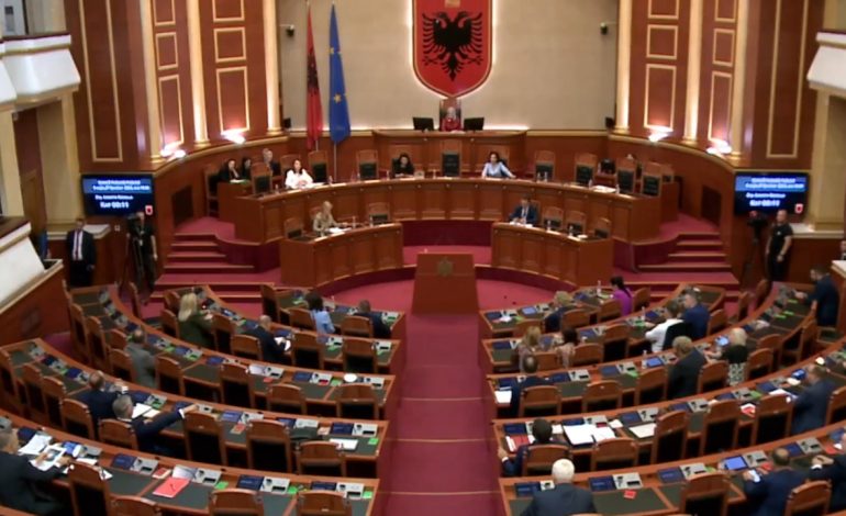 PD dorëzon mocionin në Parlament për heqjen e mandatit të deputetit socialist