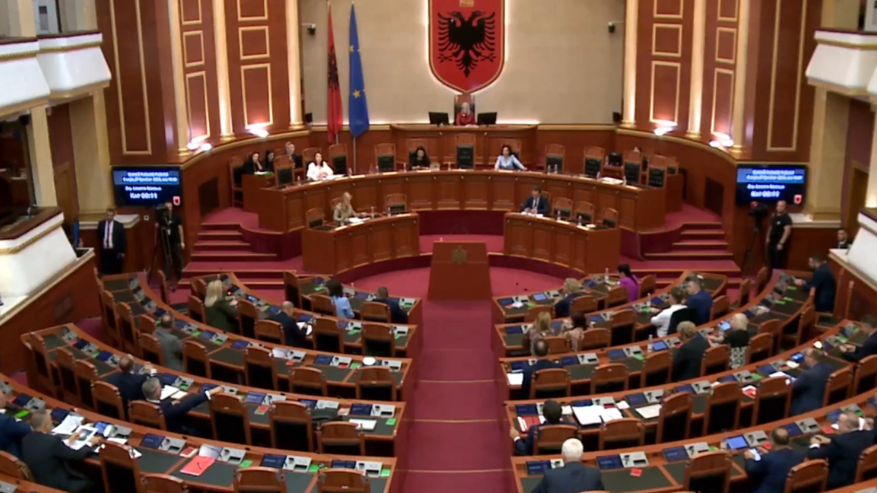 PD dorëzon mocionin në Parlament për heqjen e mandatit të deputetit socialist