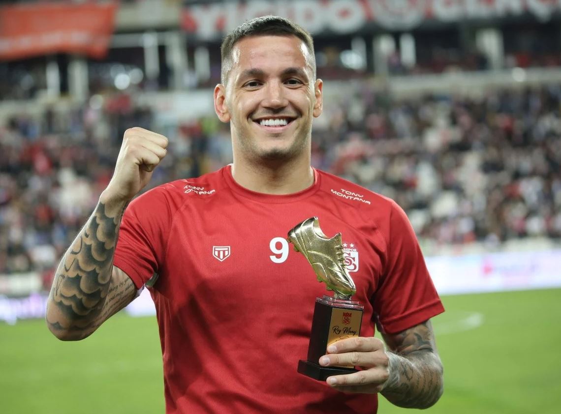 Manaj “joshet” nga oferta e Trabzonspor, klubet nisin bisedimet, sulmuesi kuqezi kërkon transferimin