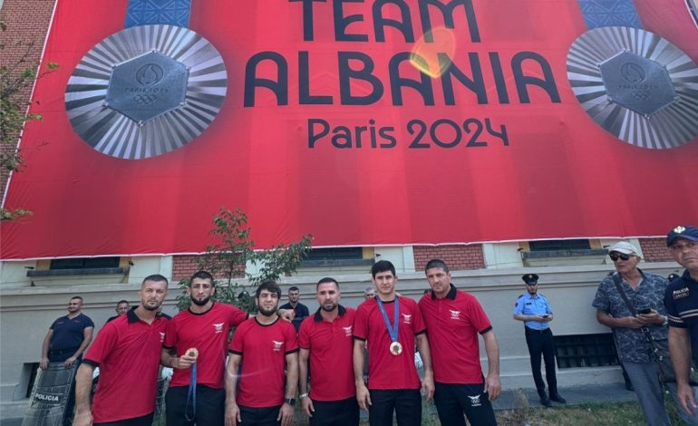 “I ka çu ai plehra”/ Protestuesit përplasen me sportistët që i sollën medalje Shqipërisë nga Paris2024, çfarë ndodhi para Bashkisë së Tiranës (VIDEO)