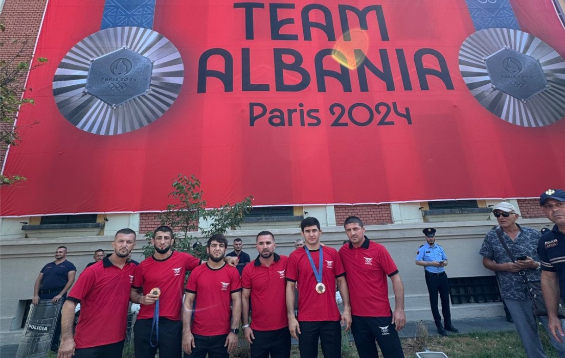 “I ka çu ai plehra”/ Protestuesit përplasen me sportistët që i sollën medalje Shqipërisë nga Paris2024, çfarë ndodhi para Bashkisë së Tiranës (VIDEO)