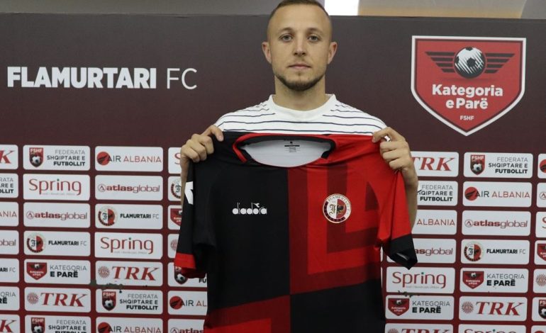 Zyrtare, Valentino Murataj prezantohet me fanellën e Flamurtarit në Vlorë (FOTO)