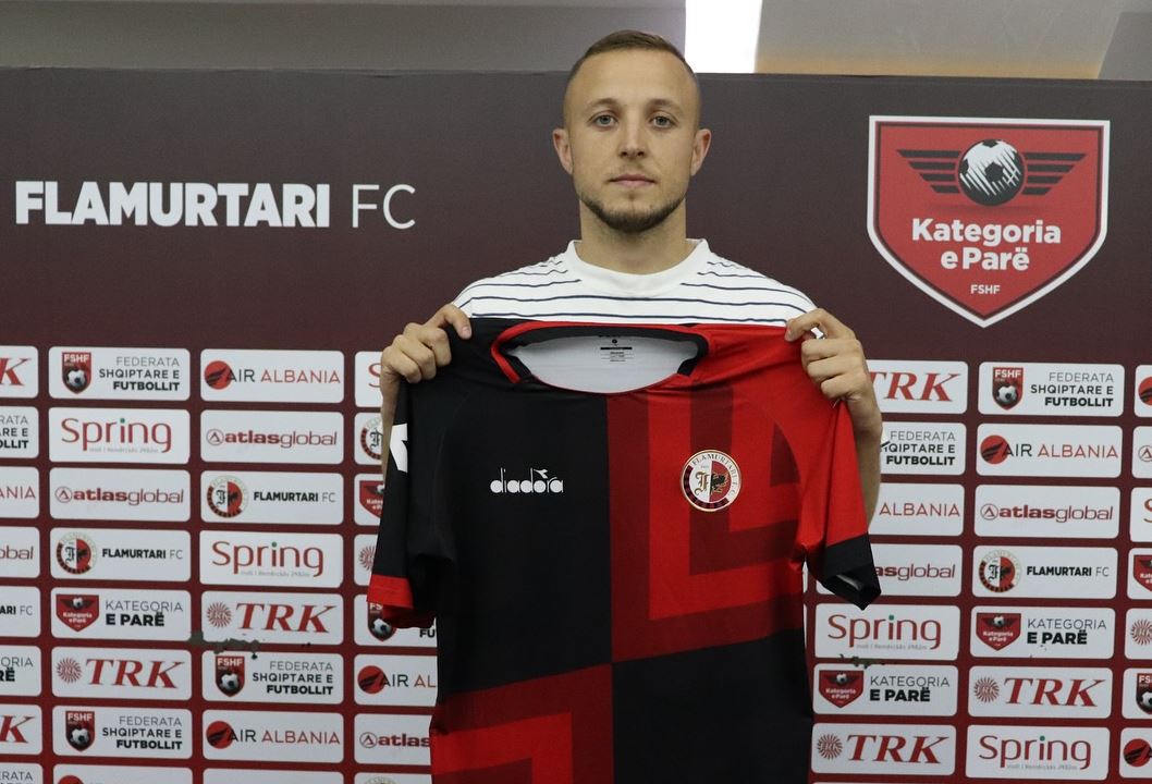 Zyrtare, Valentino Murataj prezantohet me fanellën e Flamurtarit në Vlorë (FOTO)