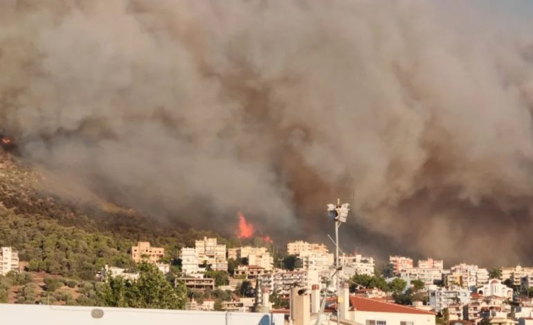 Zjarri i përmasave të mëdha del jashtë kontrollit në periferi të Athinës! Digjen banesa dhe makina, banorët urdhërohen të largohen nga shtëpitë