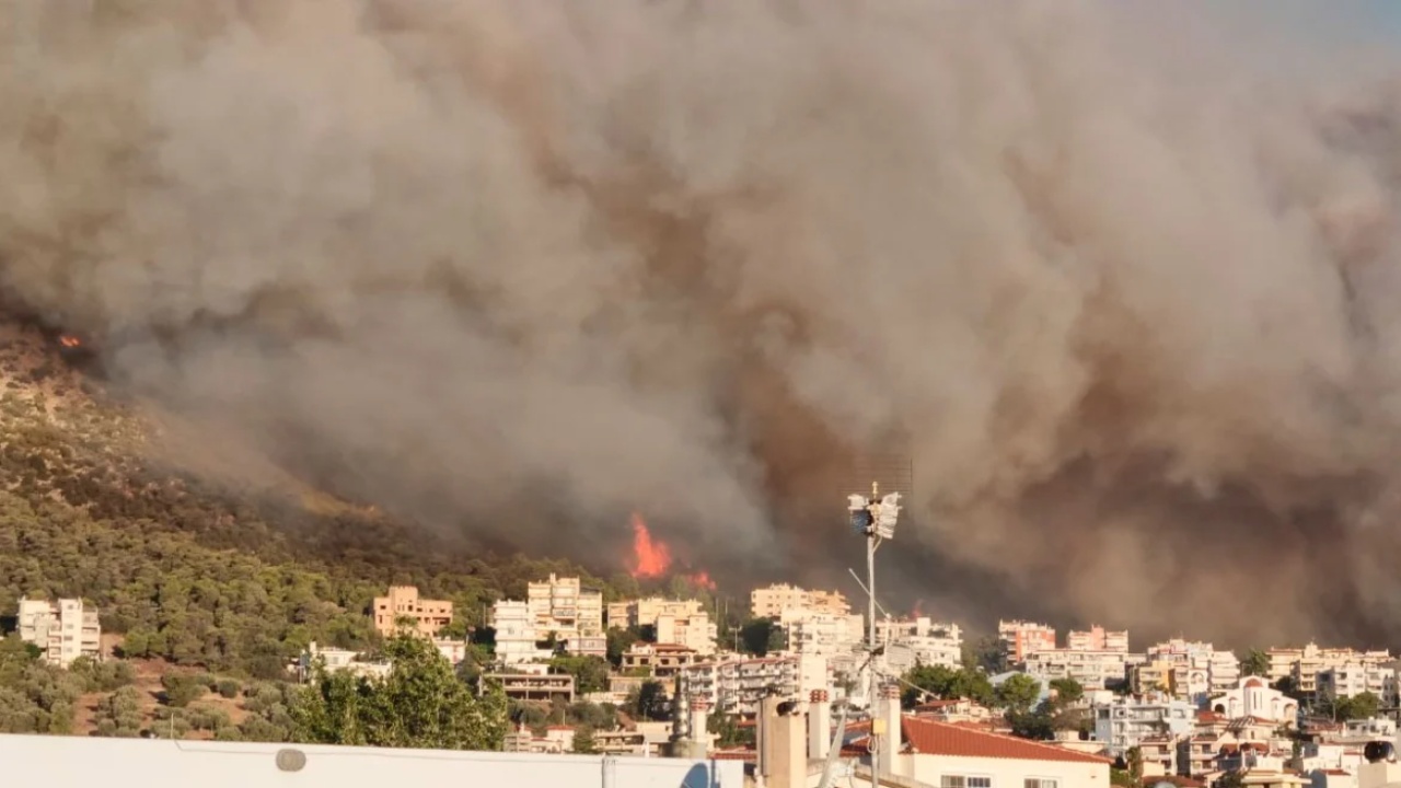 Zjarri i përmasave të mëdha del jashtë kontrollit në periferi të Athinës! Digjen banesa dhe makina, banorët urdhërohen të largohen nga shtëpitë