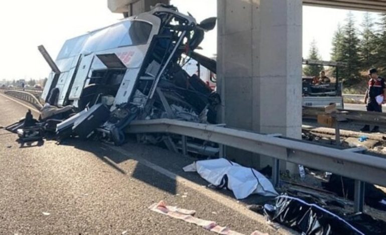 Aksident i rëndë në Turqi/ Autobusi përplaset me këmbët e urës, nëntë të vdekur, 26 të plagosur