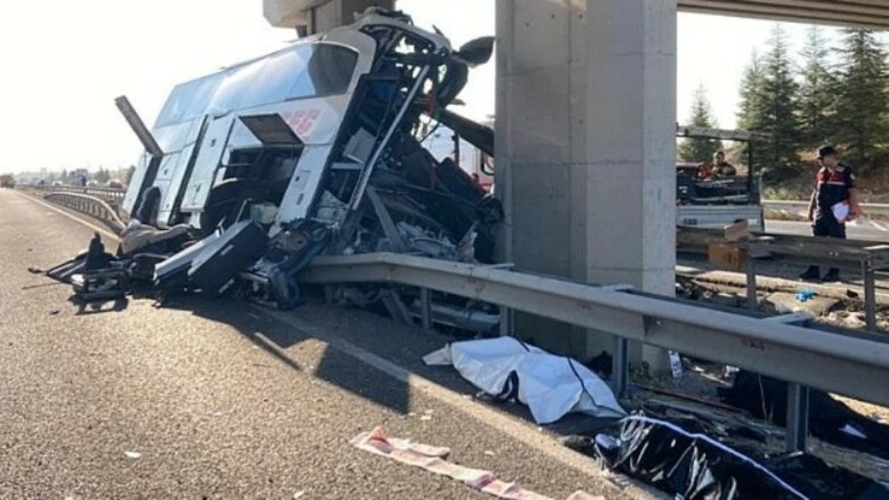 Aksident i rëndë në Turqi/ Autobusi përplaset me këmbët e urës, nëntë të vdekur, 26 të plagosur