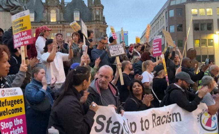 Anti-protesta në Angli! Tubime pro-emigrantëve, fitohet beteja e parë në luftën me ekstremistët e djathtë