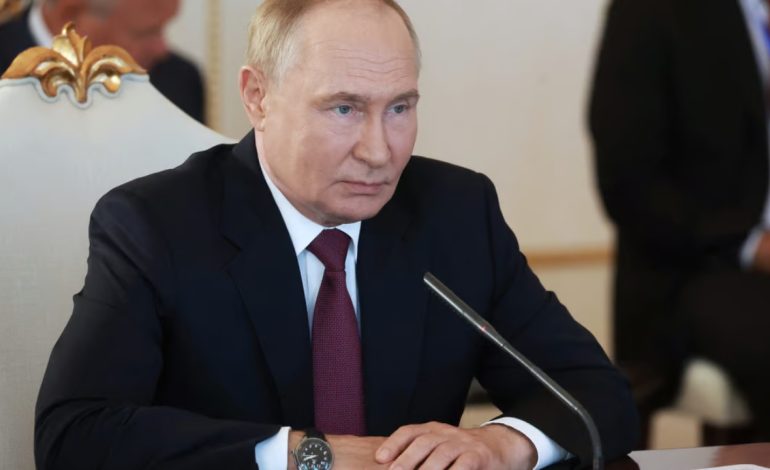 Kievi “i uron” ditëlindjen Putinit, ukrainasit hakojnë televizionin shtetëror rus!