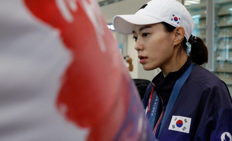 “Vrasësi i buzëqesh”, qitësja koreane pëson kolaps në konferencë për shtyp, shtrohet në spital (VIDEO)