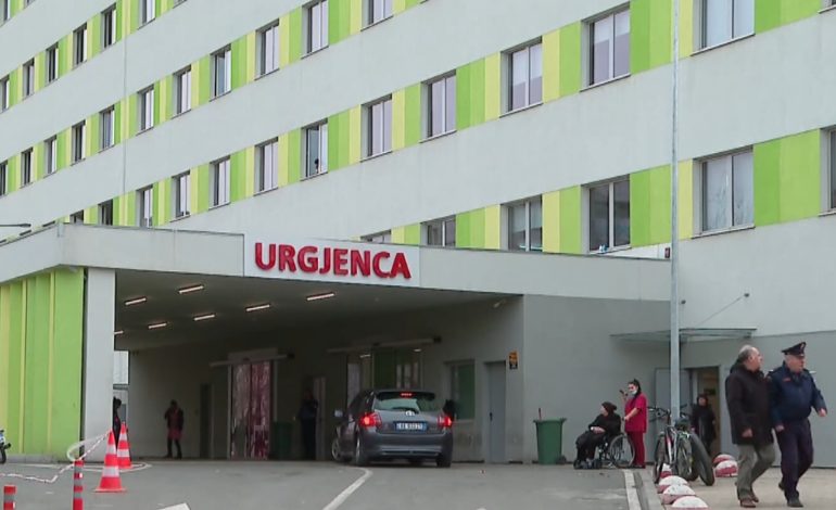 E rëndë në QSUT! Bie nga kati i dytë 61-vjeçari, familjar i një pacienteje
