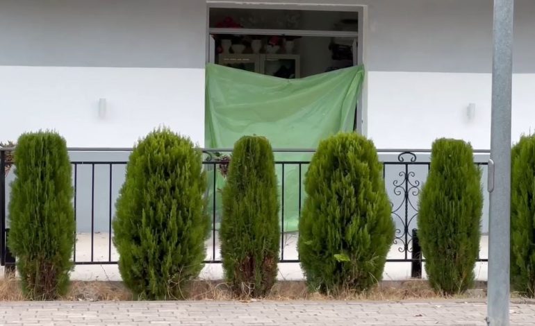 Hidhet në mes të natës lëndë plasëse në një agjenci funerale në Shkodër! Detajet e para