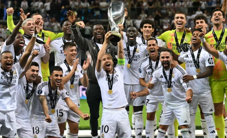 FOTO/ Reali triumfoi në Superkupë, natë rekordesh në Varshavë, nga Ancelotti te Modric, një finale legjendash (VIDEO)