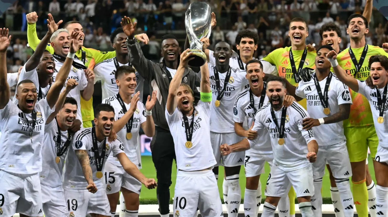 FOTO/ Reali triumfoi në Superkupë, natë rekordesh në Varshavë, nga Ancelotti te Modric, një finale legjendash (VIDEO)