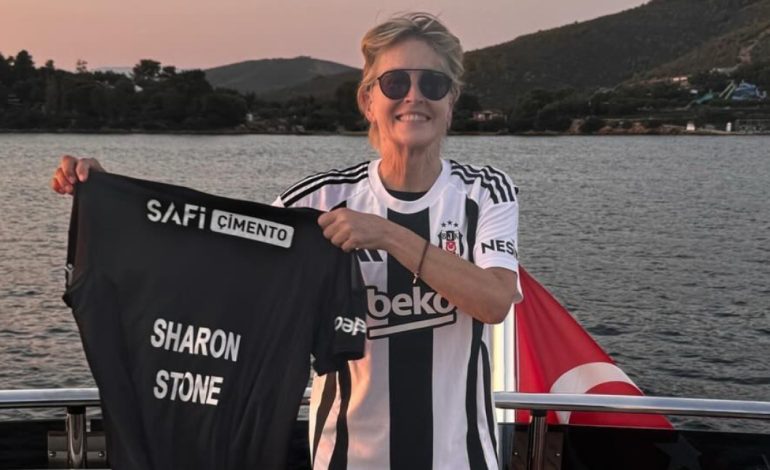 Sharon Stone pozon me fanellën e Beshiktashit: Faleminderit ekipit që më bëri anëtare nderi